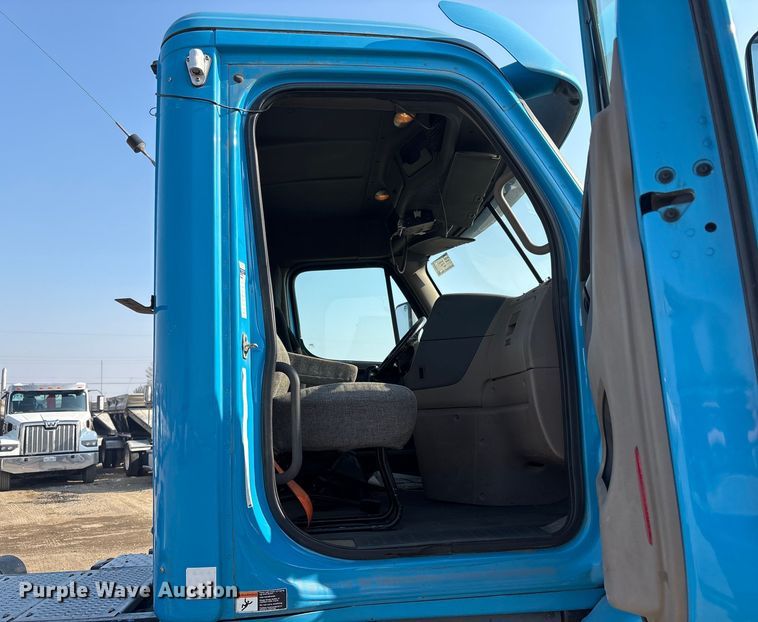 image for item EC8217 2014 Freightliner Cascadia semi truck