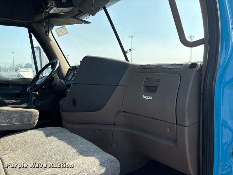 image for item EC8217 2014 Freightliner Cascadia semi truck