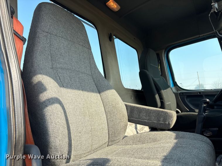 image for item EC8217 2014 Freightliner Cascadia semi truck