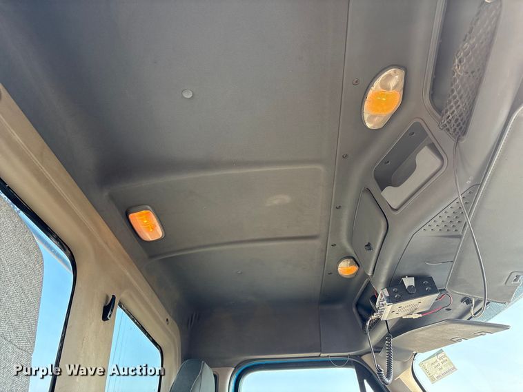 image for item EC8217 2014 Freightliner Cascadia semi truck