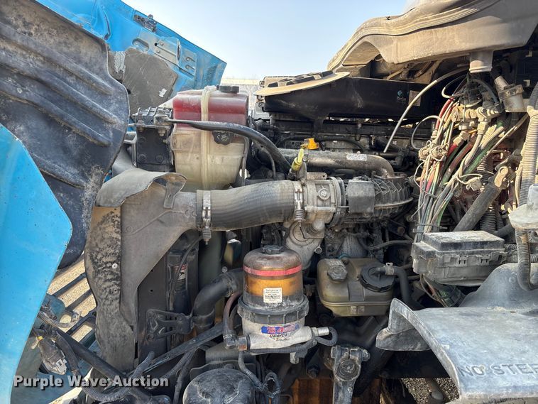 image for item EC8217 2014 Freightliner Cascadia semi truck