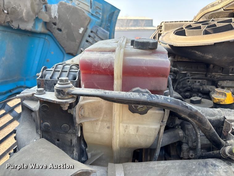 image for item EC8217 2014 Freightliner Cascadia semi truck