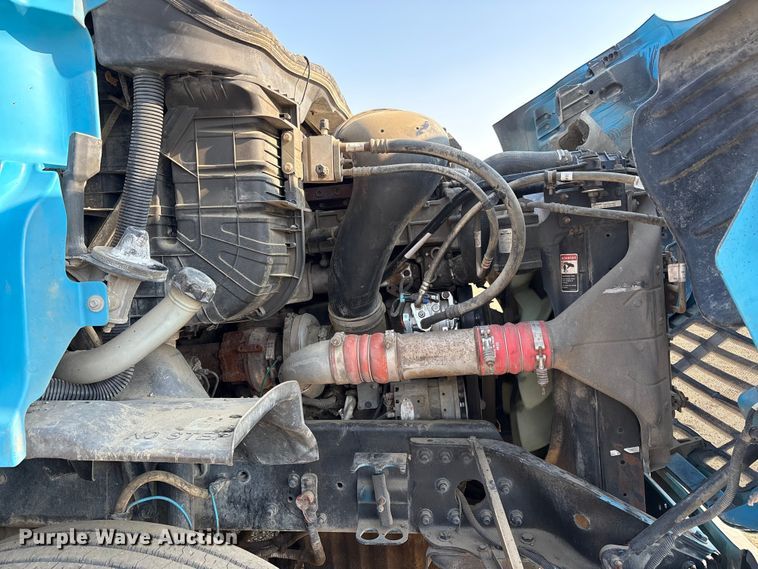 image for item EC8217 2014 Freightliner Cascadia semi truck