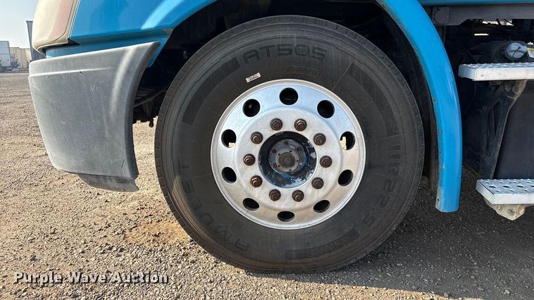 image for item EC8217 2014 Freightliner Cascadia semi truck