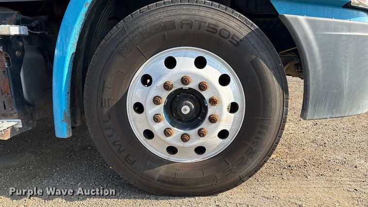 image for item EC8217 2014 Freightliner Cascadia semi truck