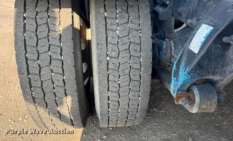 image for item EC8217 2014 Freightliner Cascadia semi truck