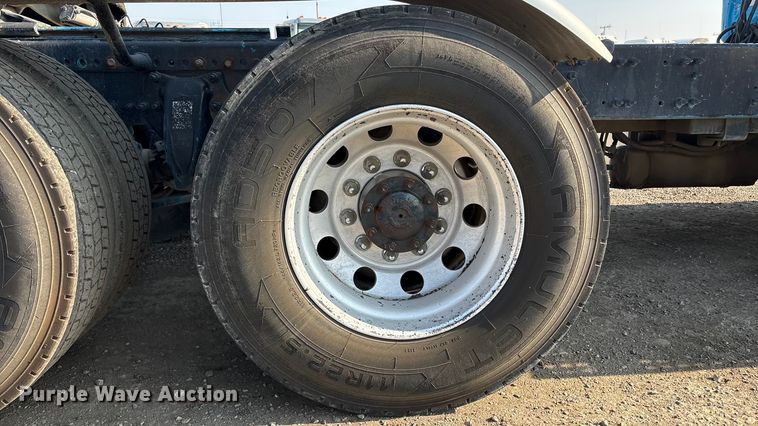 image for item EC8217 2014 Freightliner Cascadia semi truck