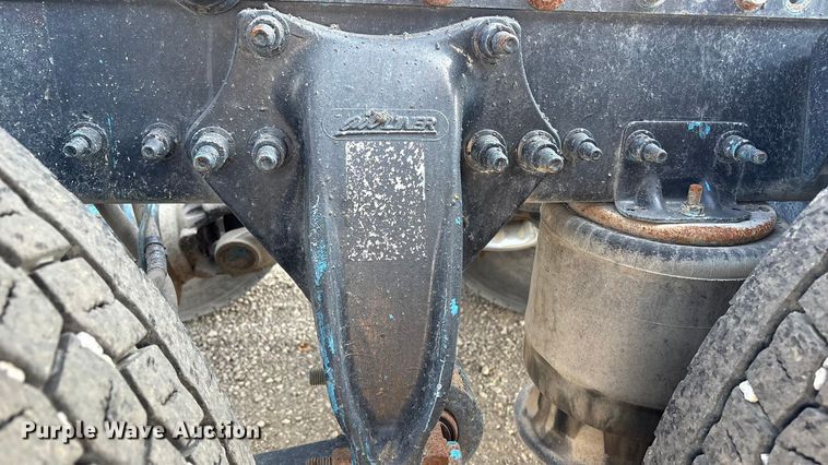 image for item EC8217 2014 Freightliner Cascadia semi truck