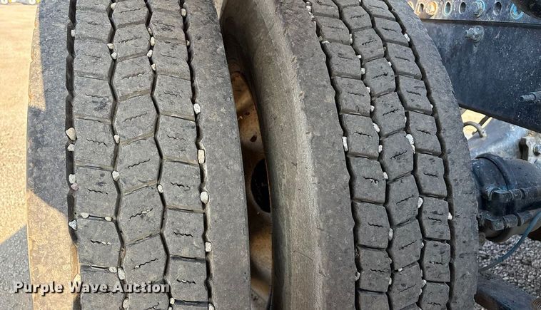 image for item EC8217 2014 Freightliner Cascadia semi truck