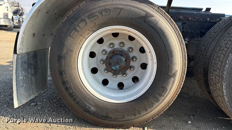 image for item EC8217 2014 Freightliner Cascadia semi truck