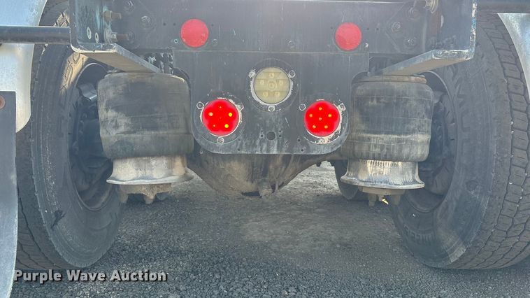 image for item EC8217 2014 Freightliner Cascadia semi truck