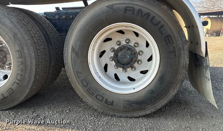 image for item EC8217 2014 Freightliner Cascadia semi truck