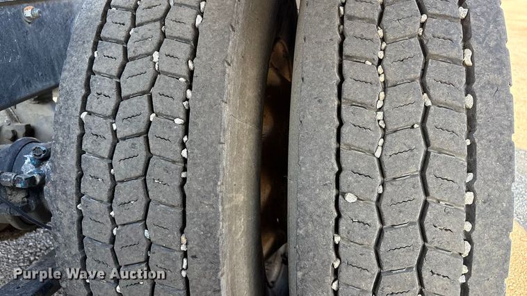 image for item EC8217 2014 Freightliner Cascadia semi truck