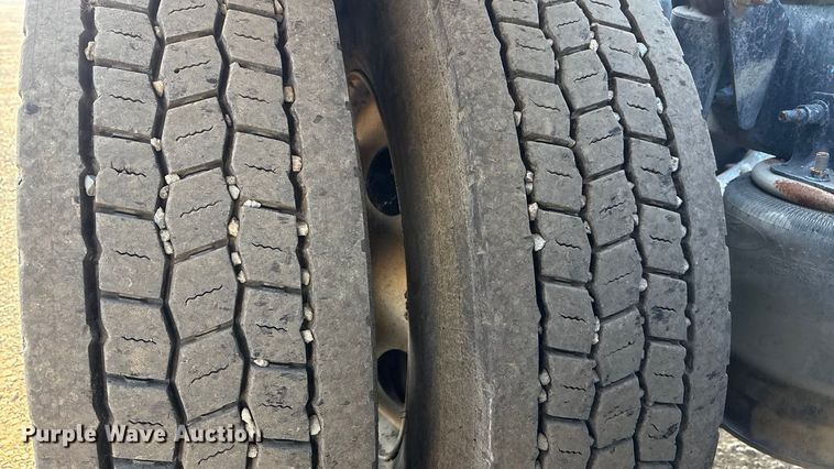 image for item EC8217 2014 Freightliner Cascadia semi truck