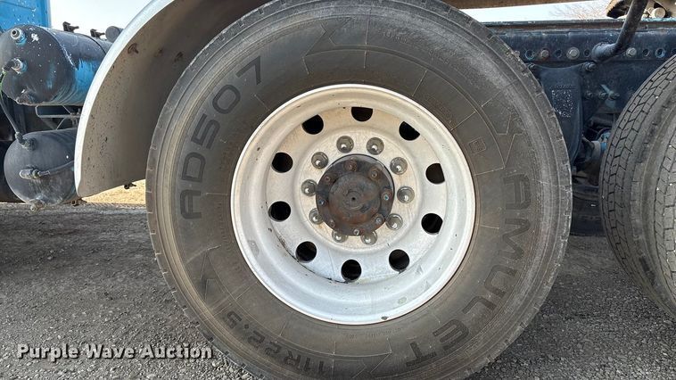 image for item EC8217 2014 Freightliner Cascadia semi truck