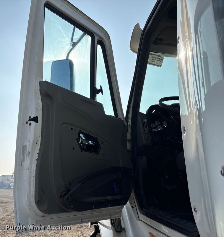 image for item EC8218 2012 International ProStar113 semi truck