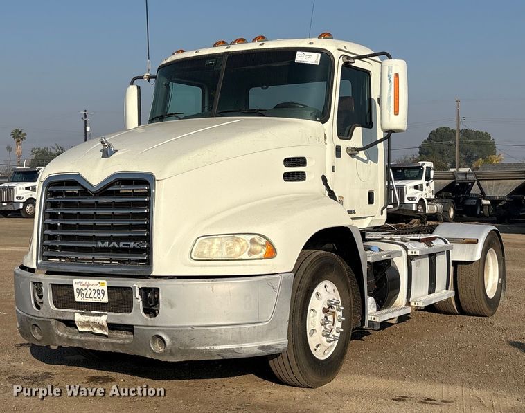 image for item EC8220 2016 Mack CXU612 semi truck