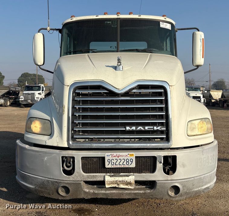 image for item EC8220 2016 Mack CXU612 semi truck