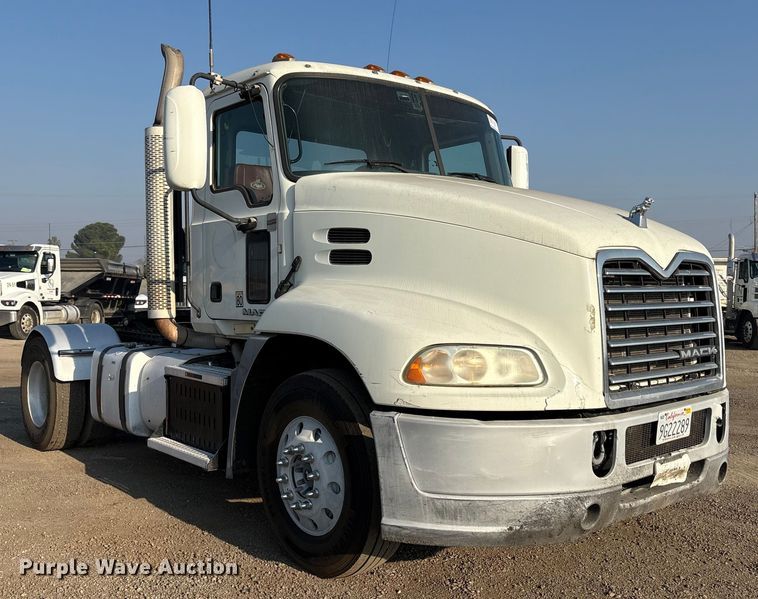 image for item EC8220 2016 Mack CXU612 semi truck