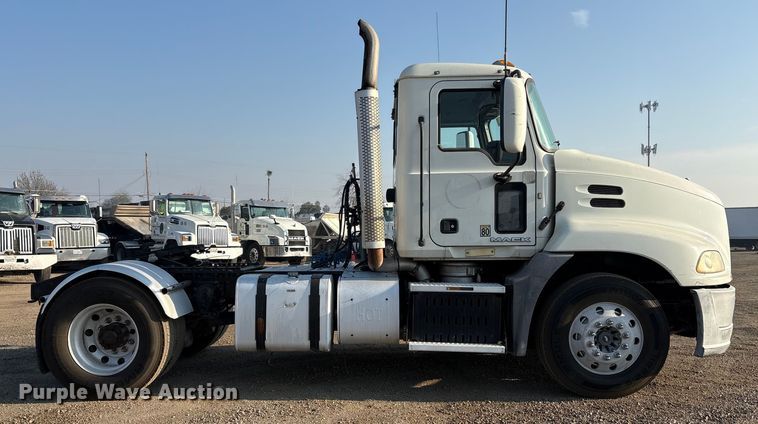 image for item EC8220 2016 Mack CXU612 semi truck