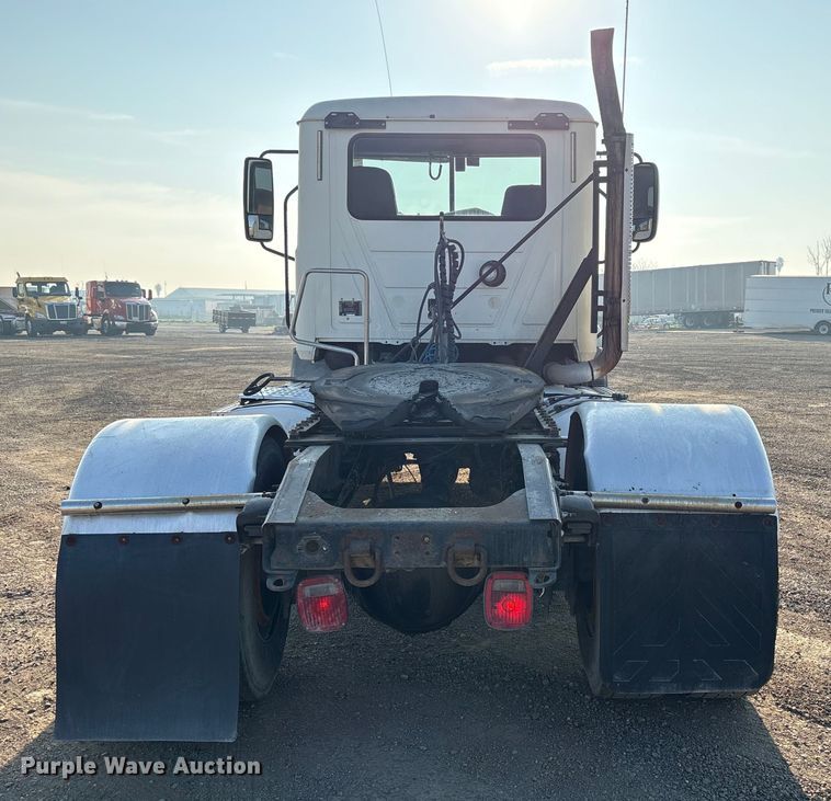 image for item EC8220 2016 Mack CXU612 semi truck