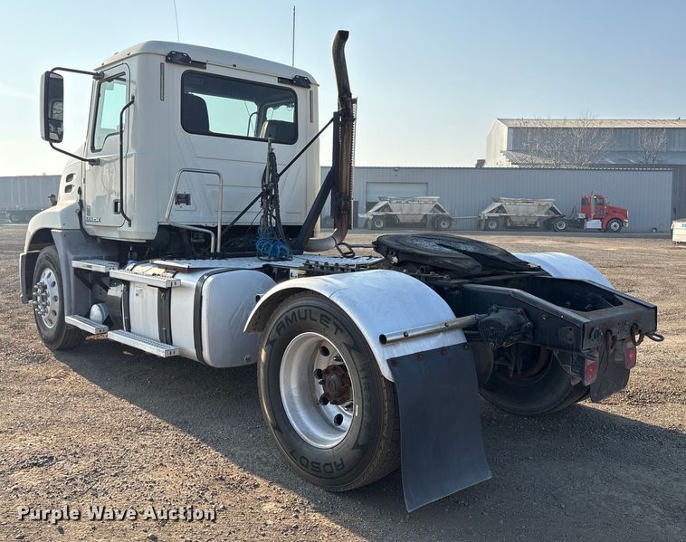 image for item EC8220 2016 Mack CXU612 semi truck