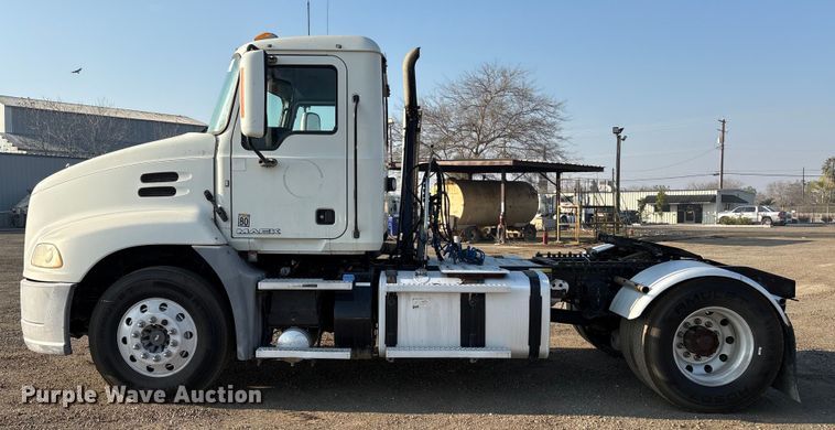 image for item EC8220 2016 Mack CXU612 semi truck