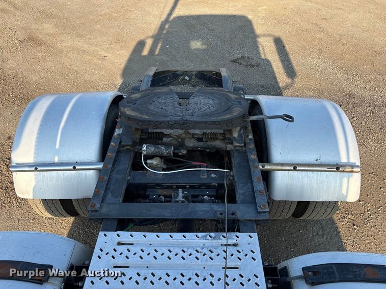 image for item EC8220 2016 Mack CXU612 semi truck