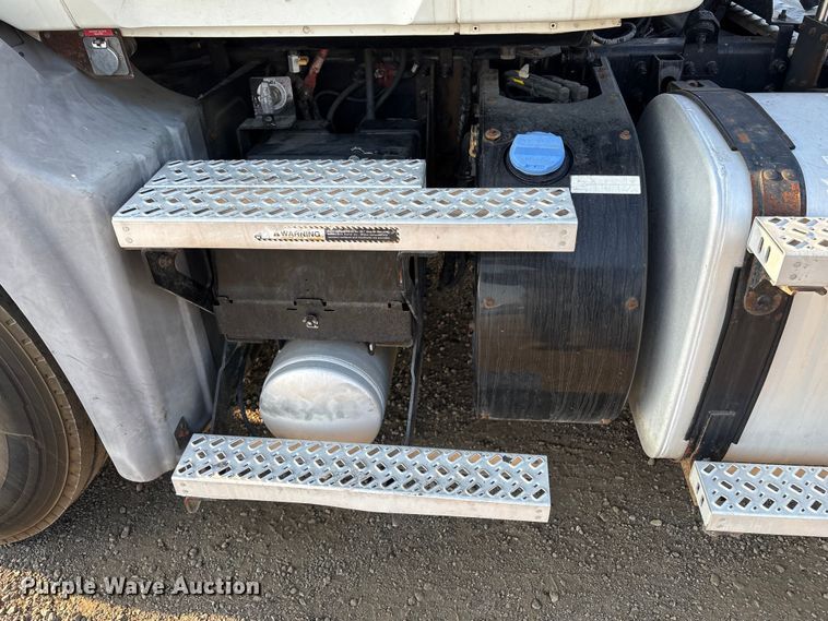 image for item EC8220 2016 Mack CXU612 semi truck