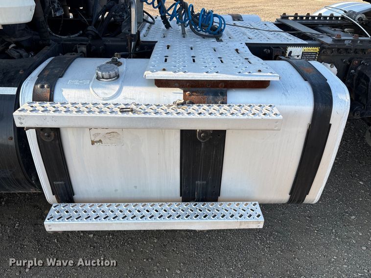 image for item EC8220 2016 Mack CXU612 semi truck