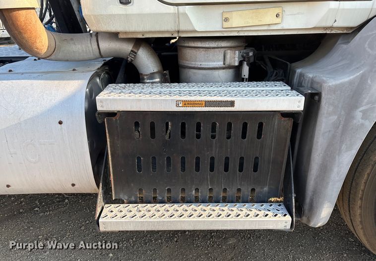 image for item EC8220 2016 Mack CXU612 semi truck