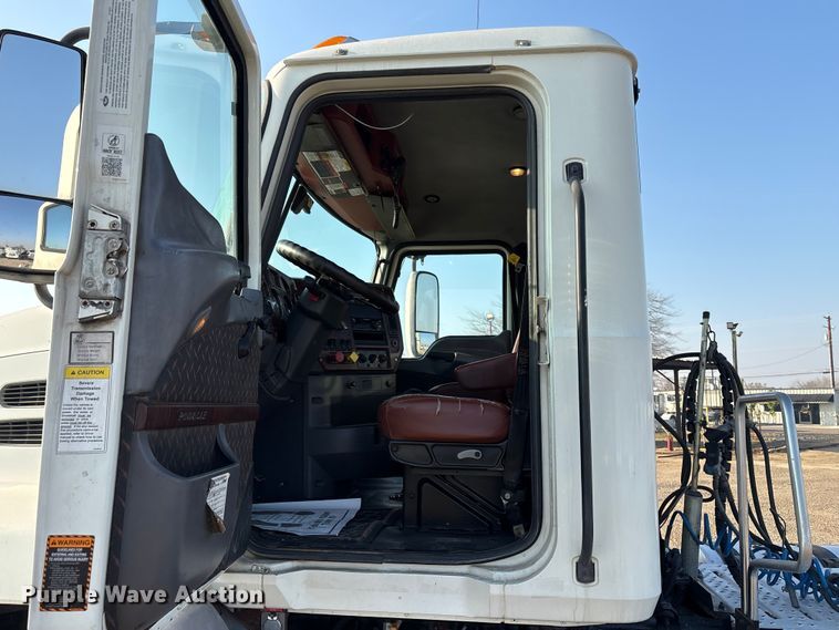 image for item EC8220 2016 Mack CXU612 semi truck