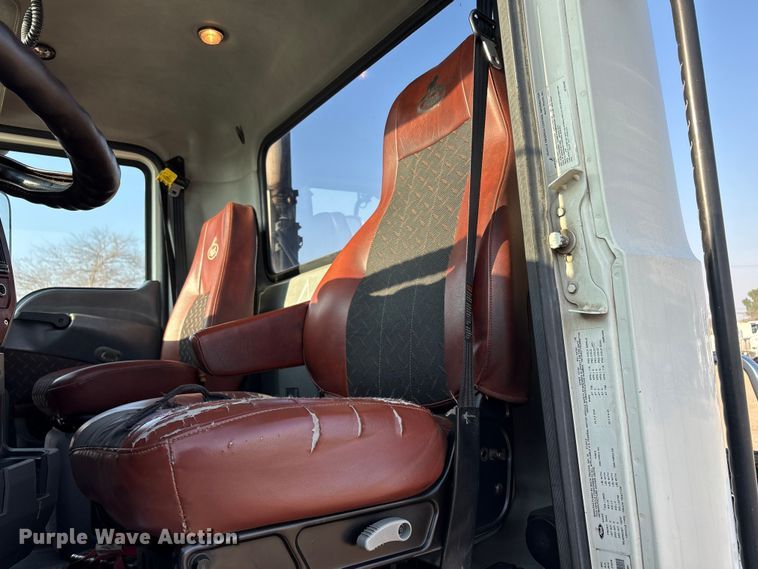 image for item EC8220 2016 Mack CXU612 semi truck