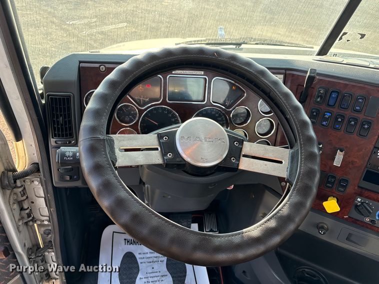 image for item EC8220 2016 Mack CXU612 semi truck