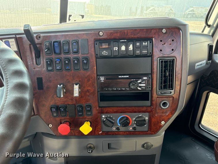 image for item EC8220 2016 Mack CXU612 semi truck