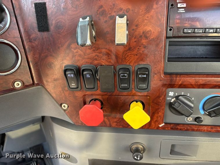 image for item EC8220 2016 Mack CXU612 semi truck