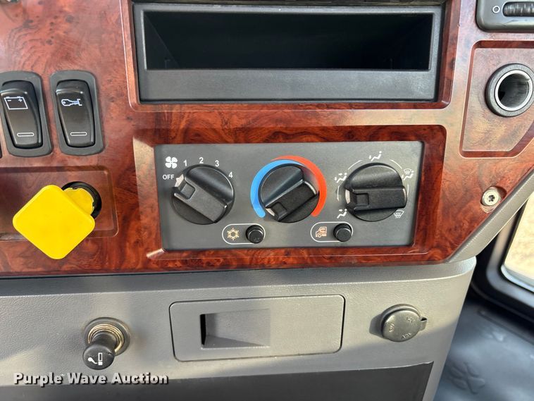 image for item EC8220 2016 Mack CXU612 semi truck