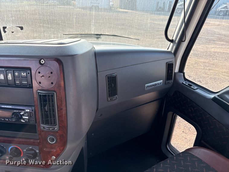 image for item EC8220 2016 Mack CXU612 semi truck