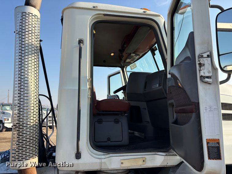 image for item EC8220 2016 Mack CXU612 semi truck