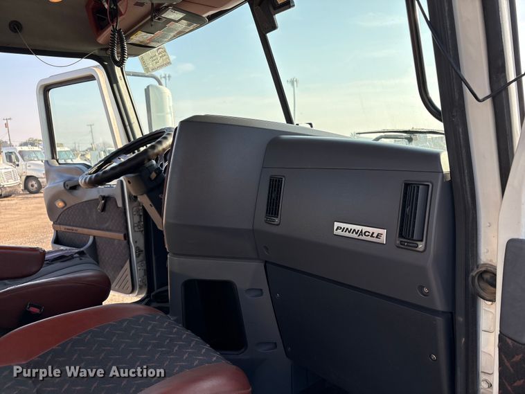 image for item EC8220 2016 Mack CXU612 semi truck