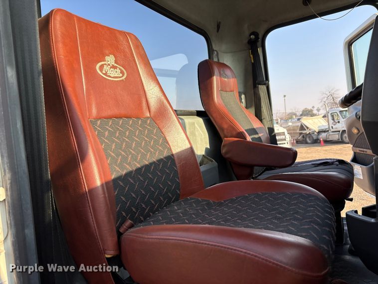 image for item EC8220 2016 Mack CXU612 semi truck