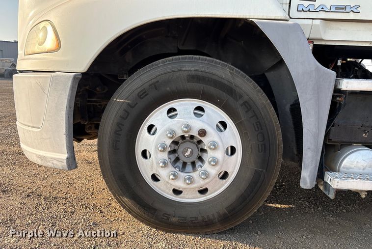 image for item EC8220 2016 Mack CXU612 semi truck