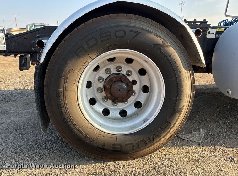 image for item EC8220 2016 Mack CXU612 semi truck