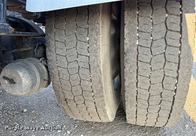 image for item EC8220 2016 Mack CXU612 semi truck