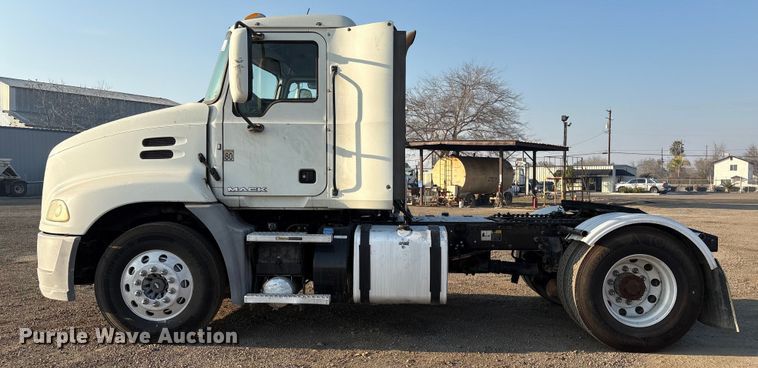 image for item EC8221 2015 Mack CXU612 semi truck