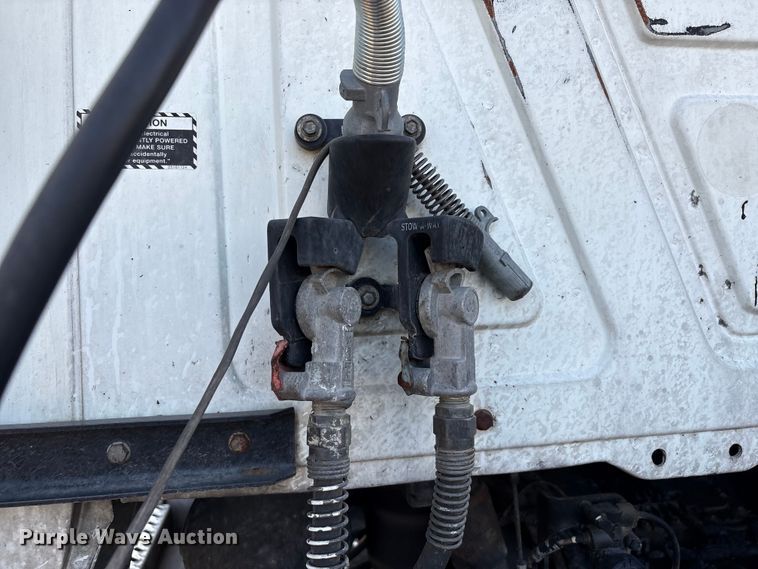 image for item EC8221 2015 Mack CXU612 semi truck