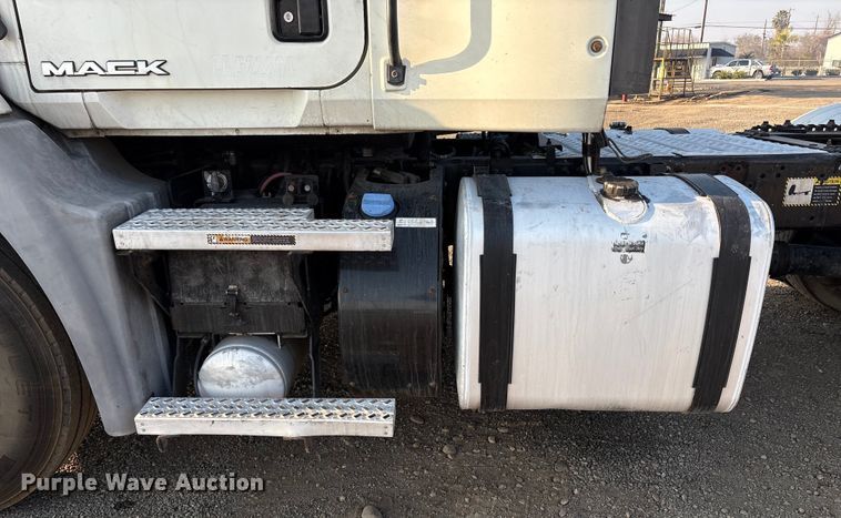 image for item EC8221 2015 Mack CXU612 semi truck