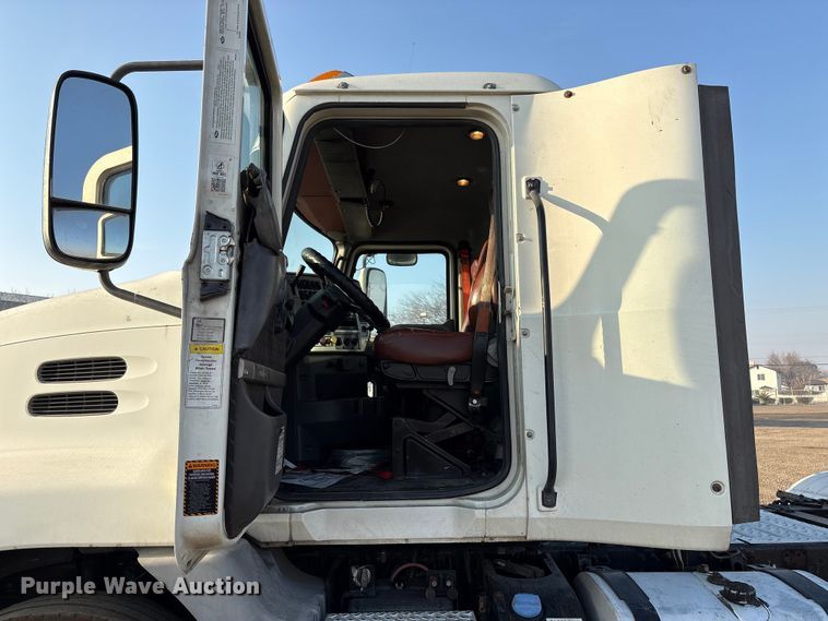 image for item EC8221 2015 Mack CXU612 semi truck