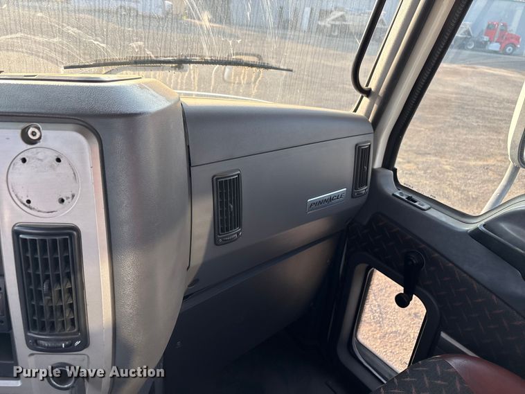 image for item EC8221 2015 Mack CXU612 semi truck