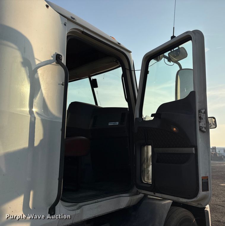 image for item EC8221 2015 Mack CXU612 semi truck